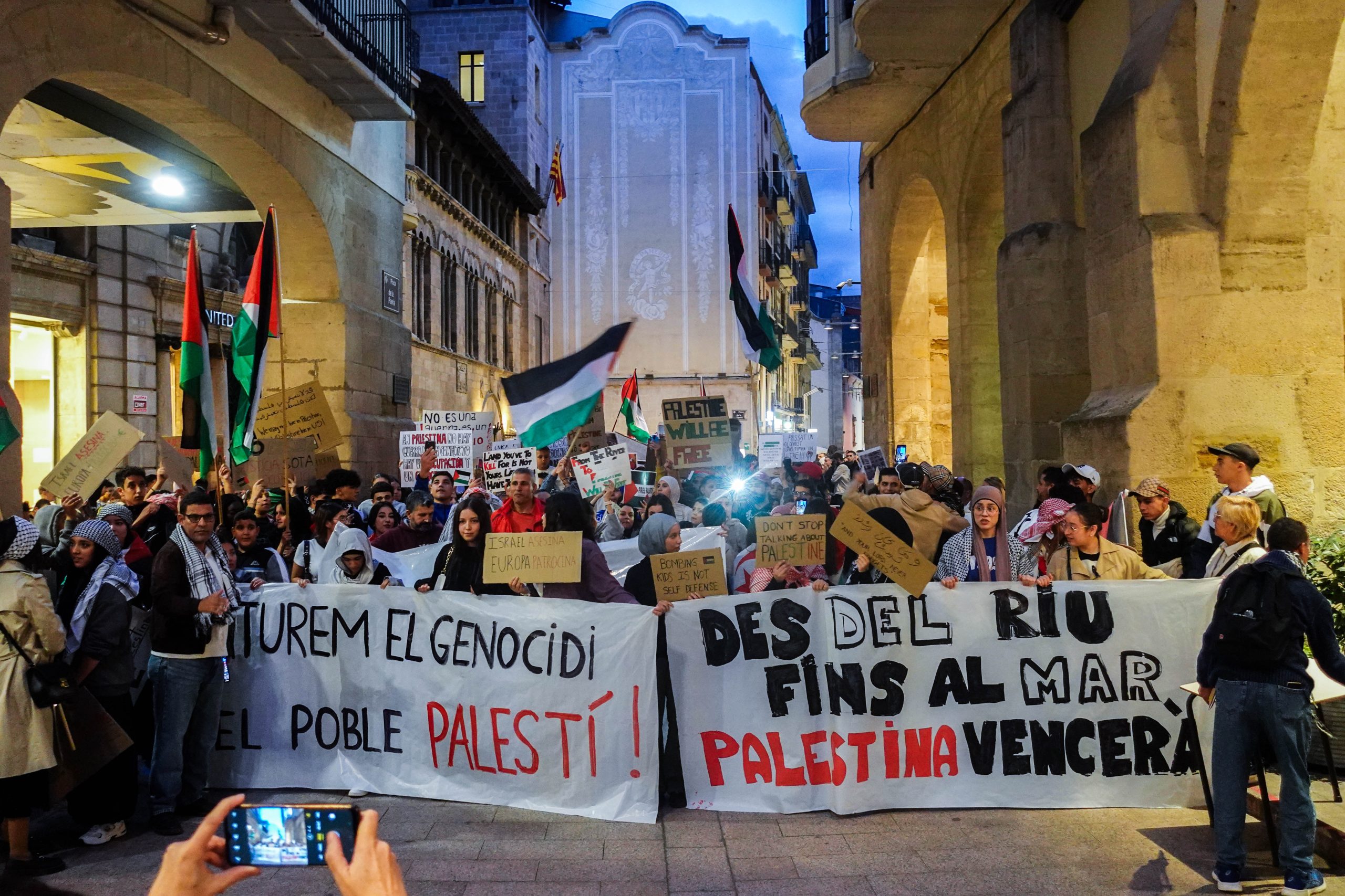 Més d’un miler de persones es manifesten a Lleida en solidaritat amb Palestina